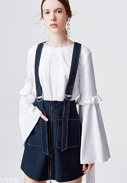 背帶裙怎么搭配？凸顯你的少女心