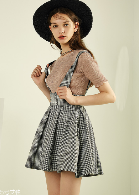 背帶裙怎么搭配？凸顯你的少女心