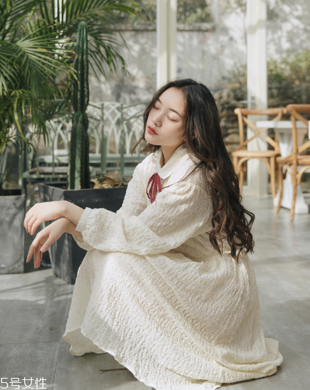 學(xué)院風(fēng)連衣裙怎么搭配？重新回到學(xué)生時(shí)代