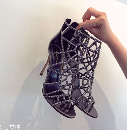 sergio rossi鞋子偏碼嗎？游走時尚尖端