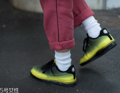 運(yùn)動鞋不跟腳怎么辦？找準(zhǔn)原因?qū)ΠY下藥