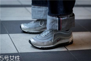 運(yùn)動鞋不跟腳怎么辦？找準(zhǔn)原因?qū)ΠY下藥