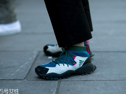 運動鞋好還是皮鞋好？不同場合不同需求