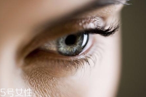 冬天用什么眼霜？抗皺眼霜對(duì)抗干燥肌