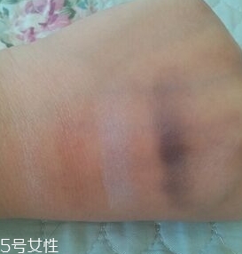 雅詩(shī)蘭黛眼影盤怎么用？