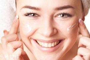 隔離霜可以直接涂在臉上嗎？要用補(bǔ)水產(chǎn)品打底才好