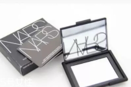 蜜粉餅和蜜粉的區(qū)別 蜜粉餅和蜜粉的區(qū)別