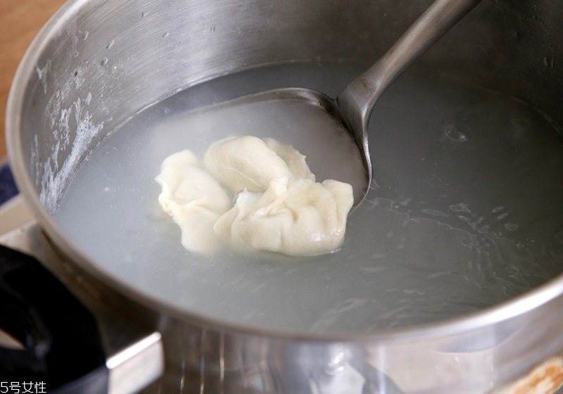 餃子皮怎么做好吃 餃子皮中間厚邊緣薄 餃子皮怎么做好吃 餃子皮中間厚邊緣薄