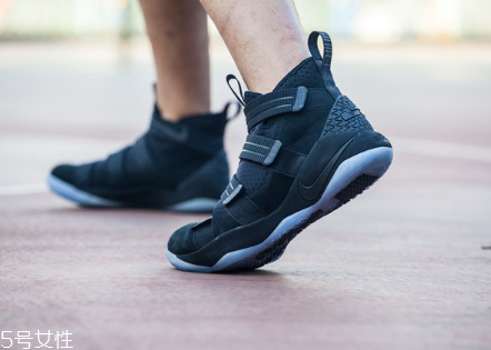 運(yùn)動(dòng)鞋網(wǎng)面有污垢洗不掉怎么辦？