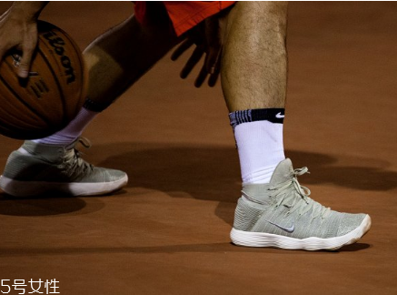 運(yùn)動(dòng)鞋網(wǎng)面有污垢洗不掉怎么辦？