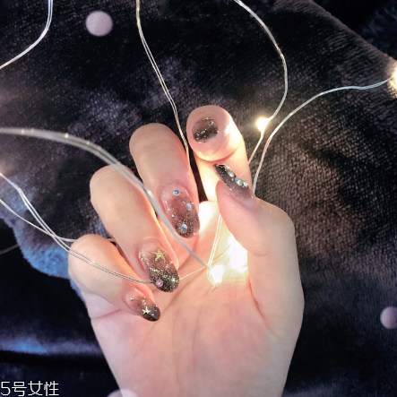 超級閃的貼鉆美甲 指甲短適合做的美甲款式 超級閃的貼鉆美甲 指甲短適合做的美甲款式