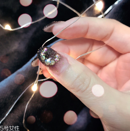 超級閃的貼鉆美甲 指甲短適合做的美甲款式 超級閃的貼鉆美甲 指甲短適合做的美甲款式