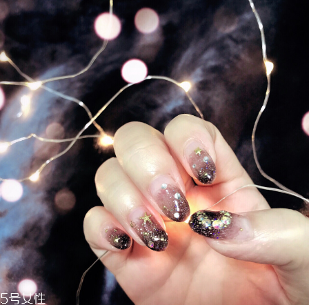 超級閃的貼鉆美甲 指甲短適合做的美甲款式 超級閃的貼鉆美甲 指甲短適合做的美甲款式
