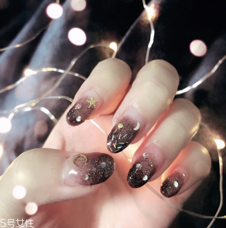 超級閃的貼鉆美甲 指甲短適合做的美甲款式 超級閃的貼鉆美甲 指甲短適合做的美甲款式