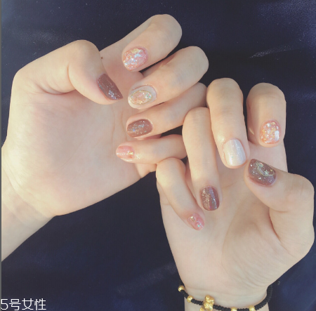 超級閃的貼鉆美甲 指甲短適合做的美甲款式 超級閃的貼鉆美甲 指甲短適合做的美甲款式