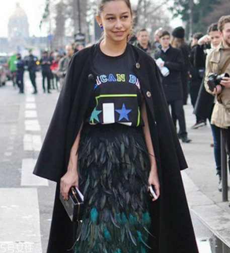 羽毛裙怎么搭配？浪漫飄逸造型首選