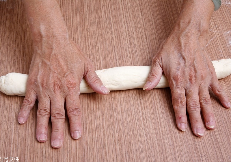 餃子皮怎么做好吃 餃子皮中間厚邊緣薄 餃子皮怎么做好吃 餃子皮中間厚邊緣薄