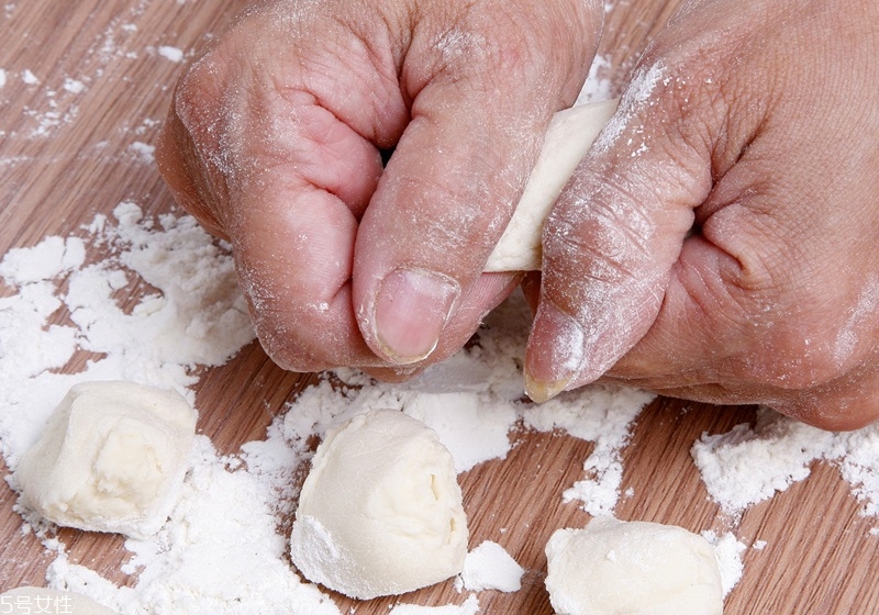 餃子皮怎么做好吃 餃子皮中間厚邊緣薄 餃子皮怎么做好吃 餃子皮中間厚邊緣薄