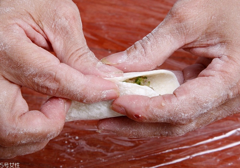 餃子皮怎么做好吃 餃子皮中間厚邊緣薄 餃子皮怎么做好吃 餃子皮中間厚邊緣薄