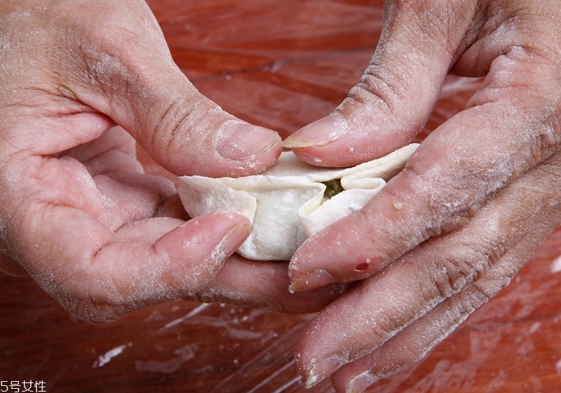 餃子皮怎么做好吃 餃子皮中間厚邊緣薄 餃子皮怎么做好吃 餃子皮中間厚邊緣薄