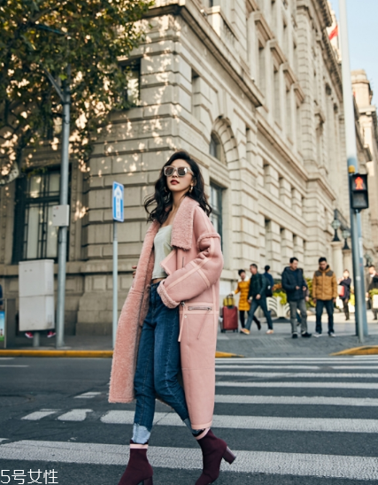 粉色外套怎么搭配？粉嫩少女系穿搭