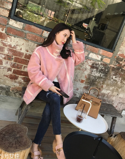 粉色外套怎么搭配？粉嫩少女系穿搭