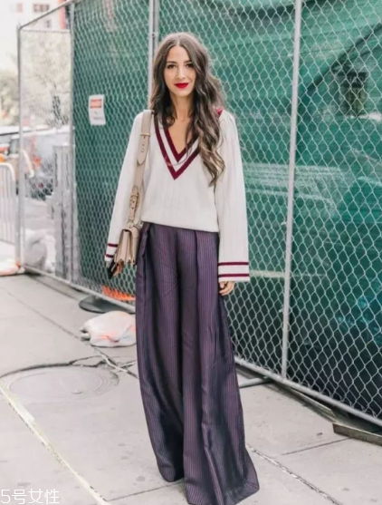闊腿褲搭配什么毛衣？這個(gè)春天這樣穿