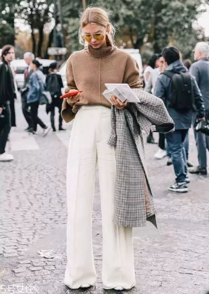 闊腿褲搭配什么毛衣？這個(gè)春天這樣穿