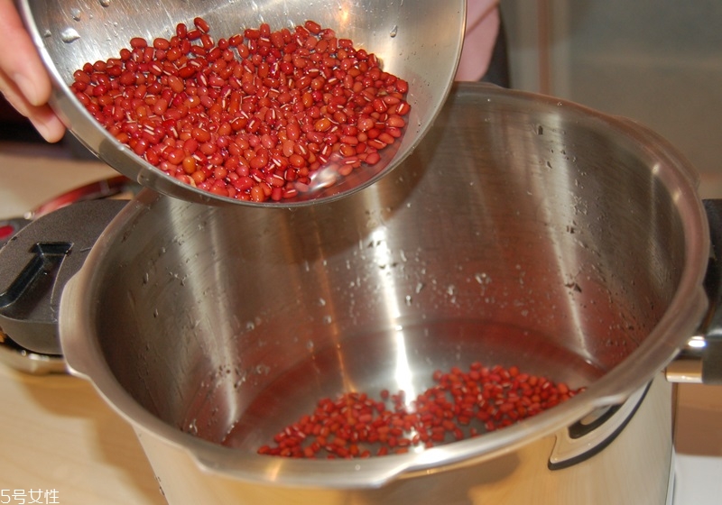 煮紅豆湯紅豆提前泡多久 4種鍋煮出4種口感 煮紅豆湯紅豆提前泡多久 4種鍋煮出4種口感