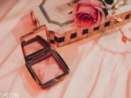 春天適合什么顏色口紅？首選活力西柚色