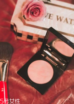 春天適合什么顏色口紅？首選活力西柚色