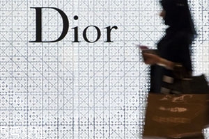 dior迪奧和ysl圣羅蘭粉餅?zāi)膫€(gè)好 dior迪奧和ysl圣羅蘭粉餅?zāi)膫€(gè)好