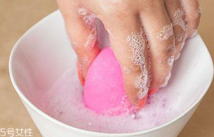 美妝蛋一個可以用多久 美妝蛋這樣清洗最干凈 美妝蛋一個可以用多久 美妝蛋這樣清洗最干凈