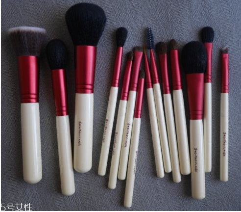 散粉刷什么毛的材質(zhì)好 散粉刷這樣蘸取散粉 散粉刷什么毛的材質(zhì)好 散粉刷這樣蘸取散粉