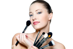 散粉刷什么毛的材質(zhì)好 散粉刷這樣蘸取散粉 散粉刷什么毛的材質(zhì)好 散粉刷這樣蘸取散粉