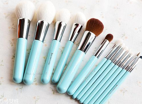 散粉刷什么毛的材質(zhì)好 散粉刷這樣蘸取散粉 散粉刷什么毛的材質(zhì)好 散粉刷這樣蘸取散粉