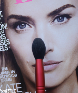 散粉刷什么毛的材質(zhì)好 散粉刷這樣蘸取散粉 散粉刷什么毛的材質(zhì)好 散粉刷這樣蘸取散粉