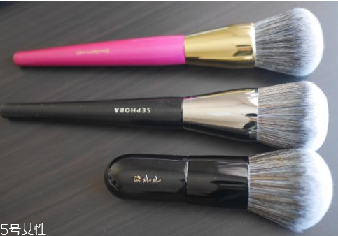 散粉刷什么毛的材質(zhì)好 散粉刷這樣蘸取散粉 散粉刷什么毛的材質(zhì)好 散粉刷這樣蘸取散粉