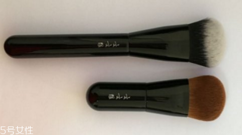 散粉刷什么毛的材質(zhì)好 散粉刷這樣蘸取散粉 散粉刷什么毛的材質(zhì)好 散粉刷這樣蘸取散粉