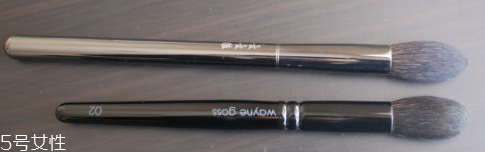 散粉刷什么毛的材質(zhì)好 散粉刷這樣蘸取散粉 散粉刷什么毛的材質(zhì)好 散粉刷這樣蘸取散粉