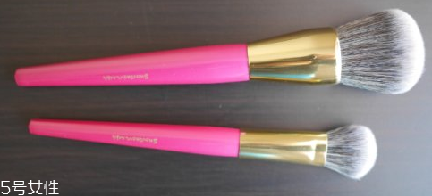 散粉刷什么毛的材質(zhì)好 散粉刷這樣蘸取散粉 散粉刷什么毛的材質(zhì)好 散粉刷這樣蘸取散粉