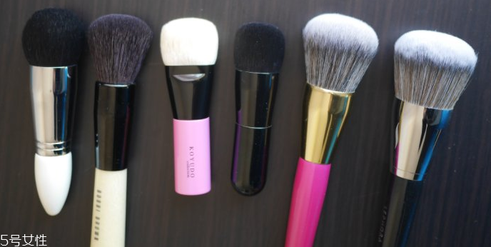 散粉刷什么毛的材質(zhì)好 散粉刷這樣蘸取散粉 散粉刷什么毛的材質(zhì)好 散粉刷這樣蘸取散粉