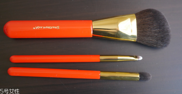 散粉刷什么毛的材質(zhì)好 散粉刷這樣蘸取散粉 散粉刷什么毛的材質(zhì)好 散粉刷這樣蘸取散粉