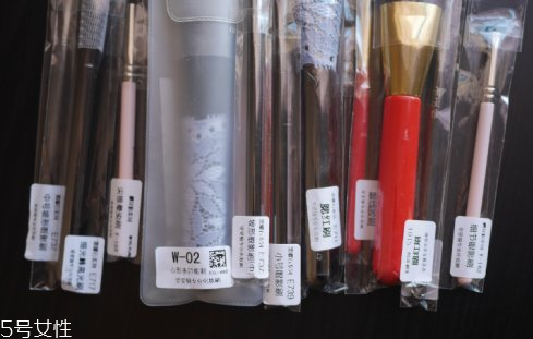 散粉刷什么毛的材質(zhì)好 散粉刷這樣蘸取散粉 散粉刷什么毛的材質(zhì)好 散粉刷這樣蘸取散粉