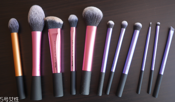 散粉刷什么毛的材質(zhì)好 散粉刷這樣蘸取散粉 散粉刷什么毛的材質(zhì)好 散粉刷這樣蘸取散粉