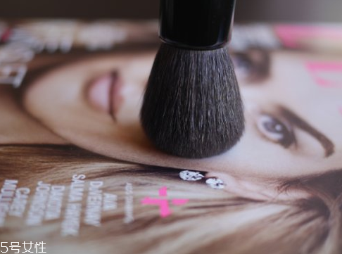 散粉刷什么毛的材質(zhì)好 散粉刷這樣蘸取散粉 散粉刷什么毛的材質(zhì)好 散粉刷這樣蘸取散粉