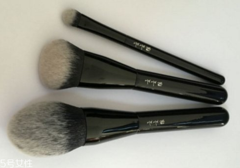 散粉刷什么毛的材質(zhì)好 散粉刷這樣蘸取散粉 散粉刷什么毛的材質(zhì)好 散粉刷這樣蘸取散粉