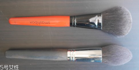 散粉刷什么毛的材質(zhì)好 散粉刷這樣蘸取散粉 散粉刷什么毛的材質(zhì)好 散粉刷這樣蘸取散粉