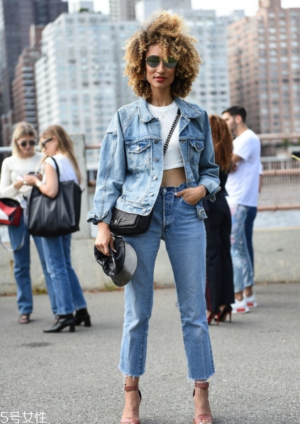牛仔上衣配什么褲子好看？這個(gè)春天酷到爆