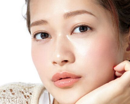 哪款遮瑕膏遮痘印遮斑效果好 遮瑕膏和粉底液的使用順序 哪款遮瑕膏遮痘印遮斑效果好 遮瑕膏和粉底液的使用順序